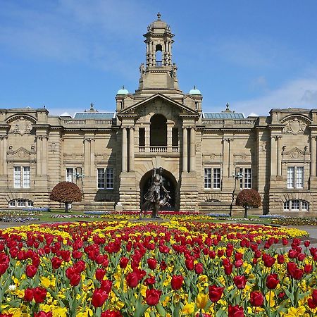 Stylish 4 Double Bedroom House In Bradford, Views Of Hillside And Parking Shipley  Eksteriør billede