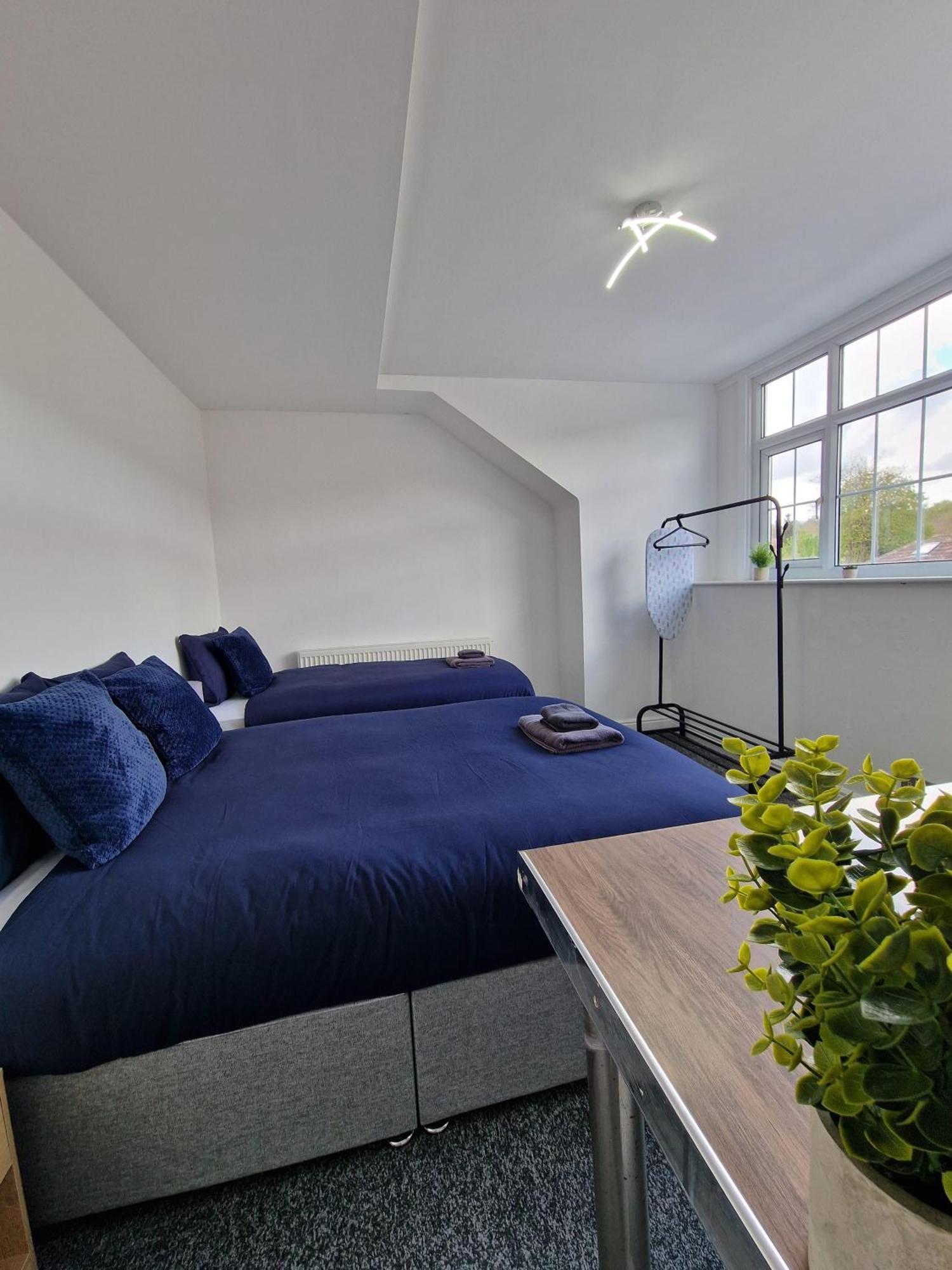 Stylish 4 Double Bedroom House In Bradford, Views Of Hillside And Parking Shipley  Eksteriør billede