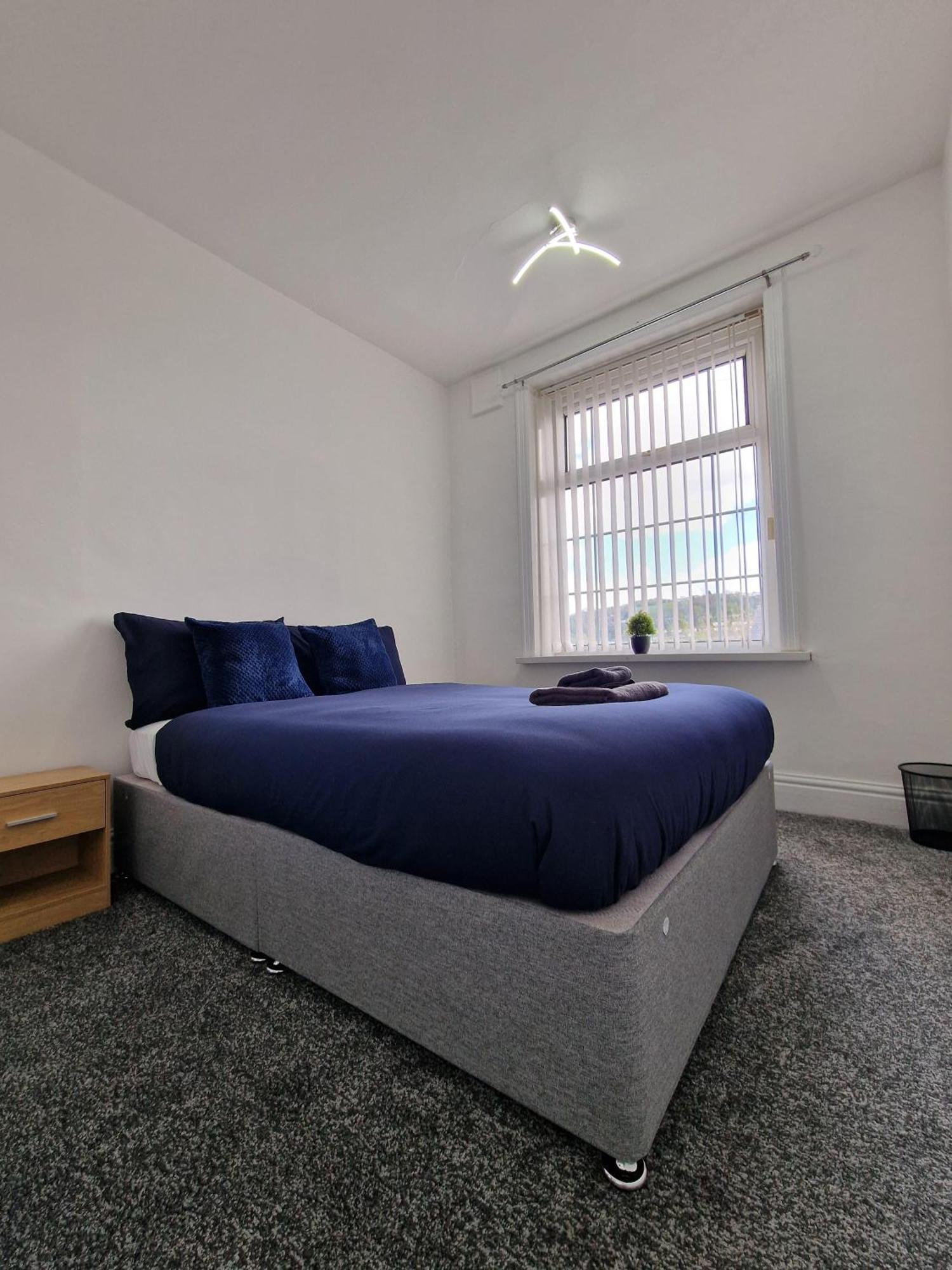 Stylish 4 Double Bedroom House In Bradford, Views Of Hillside And Parking Shipley  Eksteriør billede