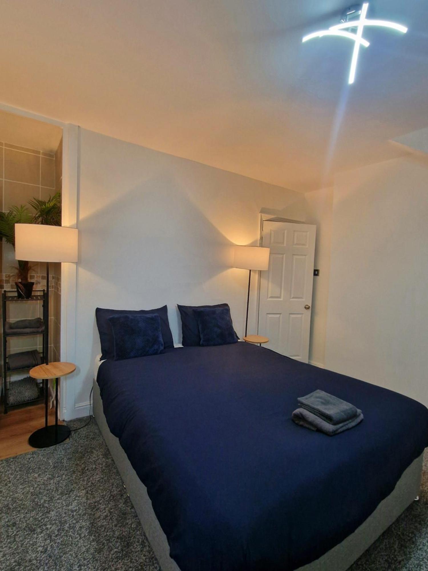 Stylish 4 Double Bedroom House In Bradford, Views Of Hillside And Parking Shipley  Eksteriør billede
