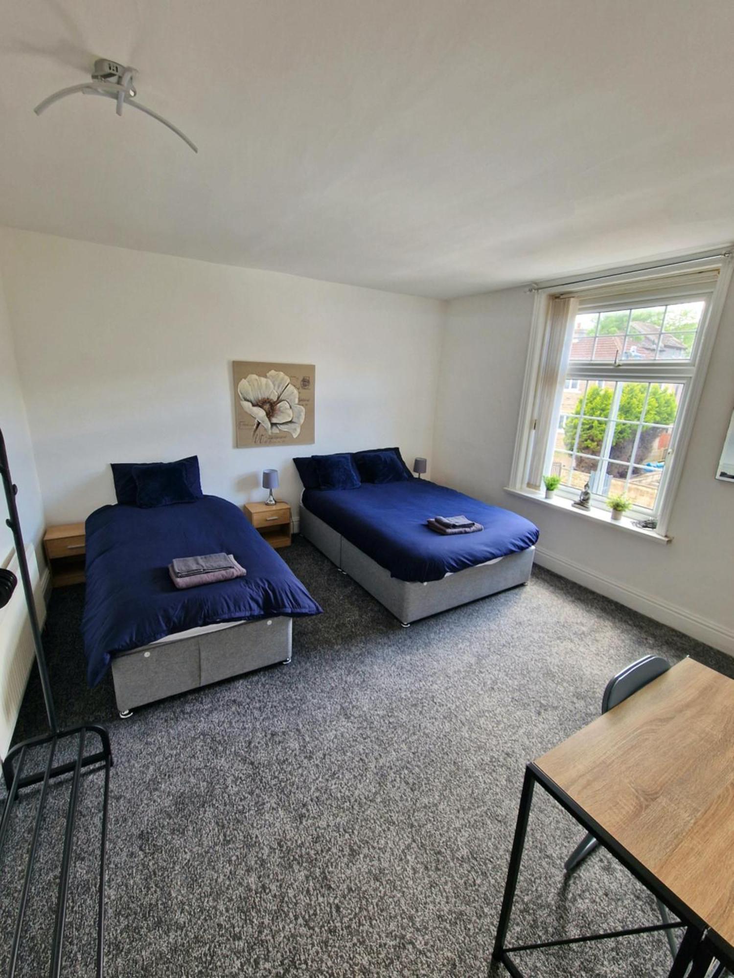 Stylish 4 Double Bedroom House In Bradford, Views Of Hillside And Parking Shipley  Eksteriør billede