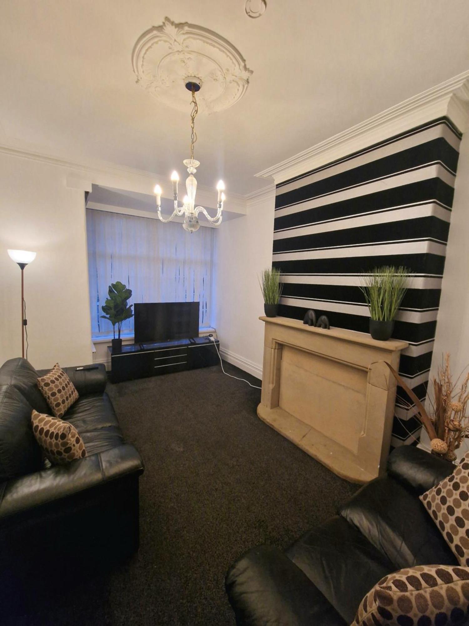 Stylish 4 Double Bedroom House In Bradford, Views Of Hillside And Parking Shipley  Eksteriør billede