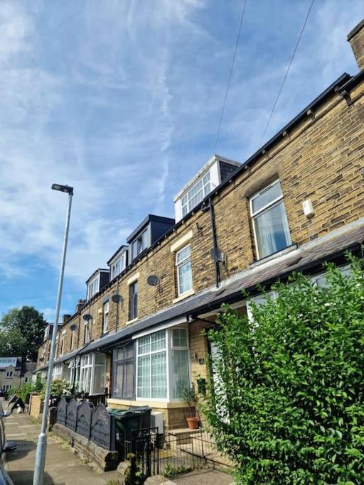 Stylish 4 Double Bedroom House In Bradford, Views Of Hillside And Parking Shipley  Eksteriør billede
